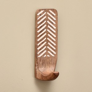 Cintres en bois de luxe pour hôtel, logo personnalisé, design européen, finition laquée lisse, crochet métallique pivotant chromé durable - Product Image 6
