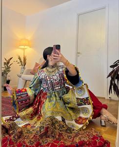 ชุดเจ้าสาวแบบอัฟกันคูชีแท้ๆ ลายหลากหลาย โดดเด่นด้วยงานปักลายปะติดหลากสีสัน และพู่ห้อยประดับเหรียญอย่างหนักแน่น - Product Image 1