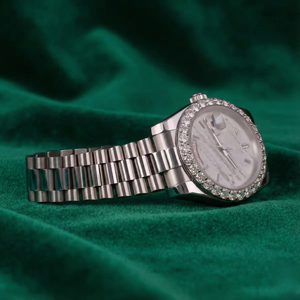 Montre de luxe en acier inoxydable argenté avec lunette sertie de diamants, cadran marbré, affichage du jour, bracelet classique Jubilee - Product Image 4