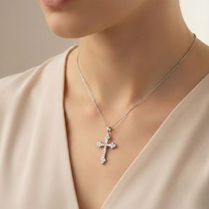 Collier pendentif croix serti de diamants ronds 2,65 carats - Product Image 6