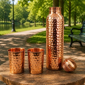 Bouteille d'eau en cuivre pur sans soudure, écologique, avec texture martelée, gourde en métal avec gobelets pour la salle de sport, les voyages, le bureau - Product Image 1