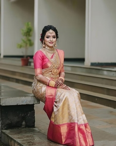 Sari de Seda Banarasi Kanjivaram Tejido KV Cream con Blusa Sin Coser - Product Image 1