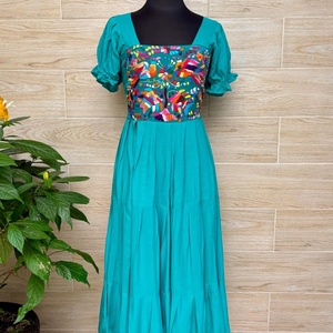 Robe midi mexicaine brodée à la main, rouge vif, style bohème chic artisanal, coupe trapèze, manches bouffantes à volants et col carré - Product Image 1