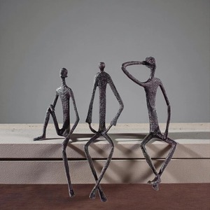 Sculpture de trois hommes en métal noir, idéale pour la décoration intérieure et les cadeaux d'occasion spéciale, provenant d'Inde. - Product Image 4