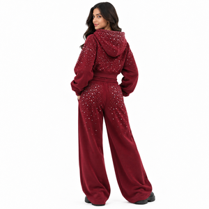 Ensemble de survêtement personnalisé pour femme avec strass, comprenant un sweat à capuche court zippé et un pantalon large en molleton bordeaux, style jogger épais - Product Image 2