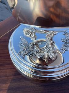 หม้อตุ๋นทรงสูงสีเงิน ดีไซน์หรูหรา เหมาะสำหรับจัดบุฟเฟ่ต์งานแต่งงาน และการต้อนรับแขกอย่างสง่างาม ผลิตด้วยมือจากอินเดีย - Product Image 5