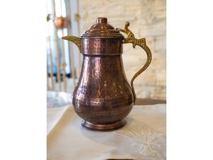 Jarra de agua de cobre con acabado martillado, asa de estilo vintage para comedor, vajilla ecológica. - Product Image 1