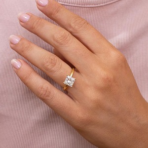 Bague de mariage et d'anniversaire minimaliste en or jaune massif 14 carats, sertie de diamant solitaire taille princesse 2,50 carats, certifiée IGI, monture à griffes, faite à la main - Product Image 5