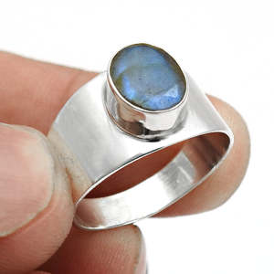 Anillo hecho a mano de plata de ley 925 con piedra preciosa de labradorita de corte ovalado, estilo bohemio, elegante banda de plata, joyería para él y para ella. - Product Image 4