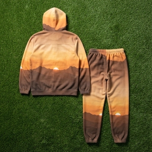 Ensemble de survêtement pour homme avec sweat à capuche zippé et pantalon évasé imprimé paysage orange et marron, streetwear personnalisé - Product Image 5