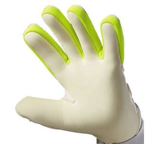 Sistema de doble correa de muñeca seguro que mantiene los guantes de portero firmes durante la acción de juego a alta velocidad. - Product Image 4