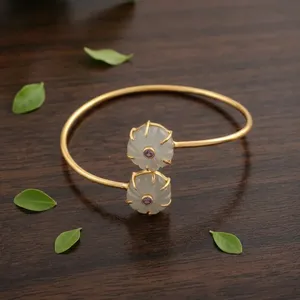 Bracelet manchette tendance en laiton plaqué or 18 carats, motif floral, fantaisie, best-seller, unique, ouvert, haute couture pour femme - Product Image 4