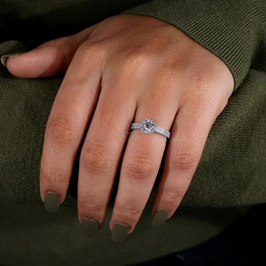 ชุดแหวนแต่งงานสองแถวสำหรับผู้หญิงแหวนหมั้นเพชรรัศมีสีขาวทอง18K สำหรับผู้หญิง - Product Image 4