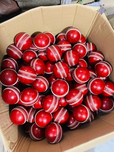 Pelota de Cricket Roja Hecha a Mano, Tamaño para Hombres, Mujeres, Jóvenes y Niños - Product Image 2