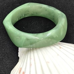 Colección de Brazaletes Hechos a Mano de Primera Calidad, Brazaletes de Resina con Forma Irregular Única, Efecto Naranja, Verde y Rojo, Estética Brillante - Product Image 1
