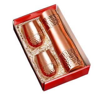 Collection de vaisselle en cuivre pur – Bouteille en cuivre semi-martelé semi-lisse avec 2 verres dans un coffret cadeau rouge rigide - Product Image 3