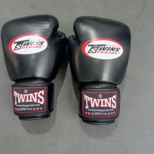 ถุงมือชกมวยคู่หนังคุณภาพสูงแบบสั่งทำพิเศษ พร้อมสายรัดข้อมือแบบ Hook Loop สำหรับฝึกซ้อมมวย ซ้อมต่อย มวย MMA มวยไทย - Product Image 2