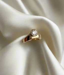 Bague de fiançailles en diamant, sertie clos, dôme délicat, minimaliste, fluide, taille ronde, diamant de laboratoire, moderne, alliance signet, or massif 14K 18K - Product Image 1