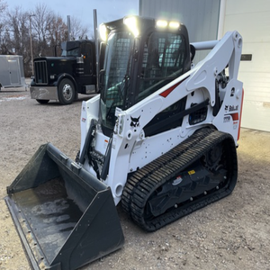 Cargadora compacta Bobcat T770 de alta capacidad, ideal para el manejo de suelos, transporte de grava y gestión de materiales en sitios de construcción. - Product Image 4