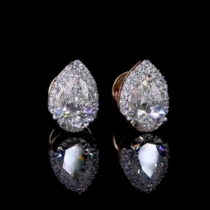 Boucles d'oreilles clous en diamant taille poire 2,00 carats, or blanc 14 carats, diamants blancs de laboratoire certifiés IGI, bijoux de luxe pour femme, cadeau de mariage - Product Image 1