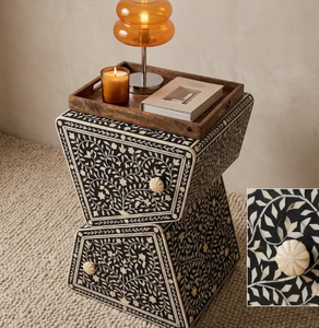 Table de chevet ronde avec incrustation en os, deux tiroirs et un élégant travail floral, disponible à prix de gros. - Product Image 6