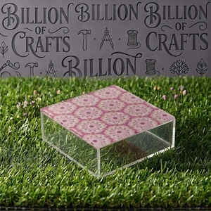 Boîte cadeau rectangulaire en acrylique transparent de qualité supérieure avec couvercle en bois décoratif et incrustation florale blanche pour le rangement de confiseries de luxe - Product Image 4
