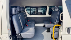 Minibús Toyota Hiace 2017 con Volante a la Izquierda, Fuente de Energía Híbrida y 3 Años de Garantía en Venta con Descuento - Product Image 4