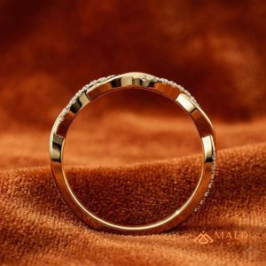 แหวนหมั้นเพชรโมอิสซาไนต์ทรงบิดเคลือบทอง 18K สำหรับผู้หญิง - แหวนแต่งงานและวันครบรอบสุดหรู - Product Image 2