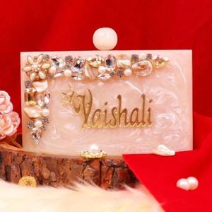 Bolso de mano de resina epoxi con nombre personalizado para mujer, elegante accesorio de moda con cristales para la noche, bolso de mano moderno y natural. - Product Image 1