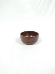Tazón para servir ensalada de madera de acacia de alta calidad, gran capacidad, diseño único de esmalte, hecho a mano. - Product Image 4