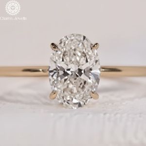 Bague de fiançailles classique pour femme Charm Jewells, trois pierres en moissanite taille coussin, plaqué or 18 carats, sertie à griffes, IGI - Product Image 1