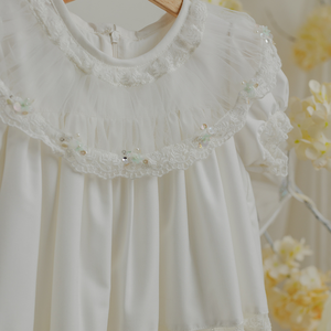 ชุดเดรสเด็กพรีเมียม คอลเลคชั่นเมอร์เลียห์ ปี 2025 ทรงตรง คอโอ ประดับลูกปัดและเลื่อม แต่งผ้าทูลล์ ความยาวระดับเข่า สไตล์หวานๆ จากเวียดนาม - Product Image 4