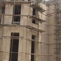 Dalles rainurées en pierre calcaire beige classique, pose sèche, perçage sur mesure pour panneaux de façade extérieure de villa