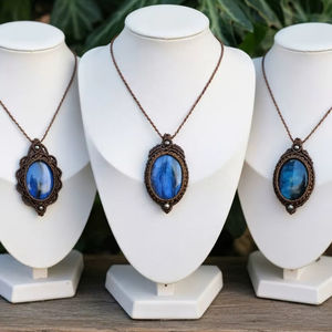 Collier en macramé marron fait main avec pierre précieuse labradorite bleue, bijou bohème ajustable pour la guérison - Product Image 4