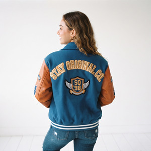 Chaqueta Varsity para Mujer, Cuerpo de Lana, Mangas de Cuero, Parche con Letras Bordadas, Cuello Camisero, Estilo Urbano - Product Image 3