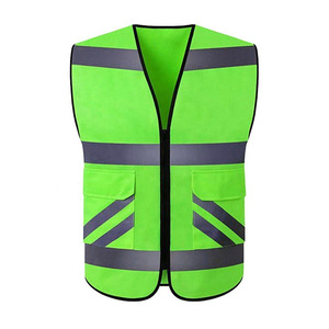 Gilet de sécurité réfléchissant haute visibilité vert avec plusieurs poches et sangles réglables pour le travail et la construction routière - Product Image 1