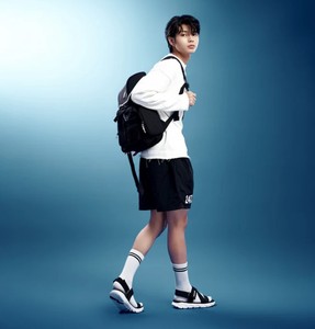 Sandalias Deportivas de Alta Calidad con Punta Abierta, Color Negro Completo, Casuales, Cómodas, con Correa de Talón Extraíble - Product Image 4