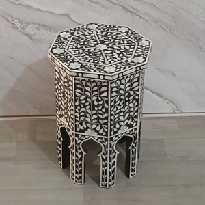 Table d'appoint moderne faite à la main, écologique, avec incrustations de os et motif floral, idéale pour les occasions de baptême - Product Image 3