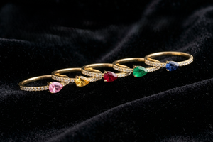 Anillo etéreo de oro amarillo de 14 quilates con rubí cultivado en laboratorio en forma de pera y diamantes redondos cultivados en laboratorio, ideal para bodas y fiestas. - Product Image 2