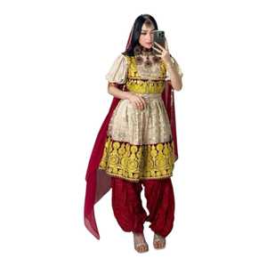 Robe de mariée afghane moderne de style Pashtun, longueur cheville, coupe trapèze, avec appliques en dentelle, volants et design tribal nomade - Product Image 1