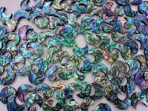 Lot de cabochons en coquille d'ormeau naturelle en forme de lune, vente en gros de pierres précieuses en coquille d'ormeau en forme de lune pour la fabrication de bijoux - Product Image 5