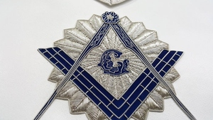 Tablier de Maître Maçon en Velours Bleu Royal pour Loge, Régalia Maçonnique, Tablier Cérémoniel de Loge, Fabricant et Fournisseur en Gros - Product Image 3