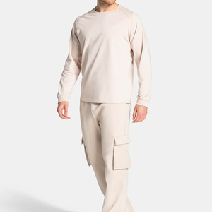 Ensemble décontracté pour homme de qualité supérieure, haut à manches longues beige à col rond avec pantalon cargo à taille élastique et multi-poches, tenue d'automne, vente en gros - Product Image 1