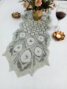 Chemin de table perlé fait main avec motif de plumes de paon en argent - Product Image 3