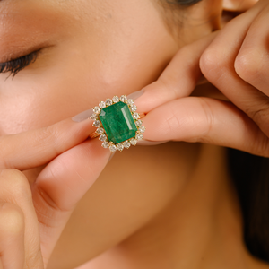 แหวนประดับพลอยมรกตทรงแปดเหลี่ยมและเพชรทรงกลม ดีไซน์หรูหรา ทองคำแท้ 18K สีเหลือง ของขวัญประจำเดือนพฤษภาคม - Product Image 2