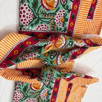 Nappe carrée vintage bohème en coton brodé de fleurs bleues, faite à la main, imprimée au bloc, durable et biologique, idéale pour les banquets d'hôtel