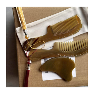 Peigne en corne de buffle poli à la main, classique, réglable et portable Celestial Tames, qui transforme les cheveux épais et indisciplinés en des cheveux soyeux et parfaits. - Product Image 4
