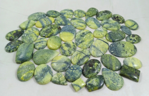 Radha Arts - Gemas de Serpentina Verde Pulida de Forma Libre, Cabujones Facetados, Cristales Curativos, 20-35mm, Venta al por Mayor a Granel - Product Image 3