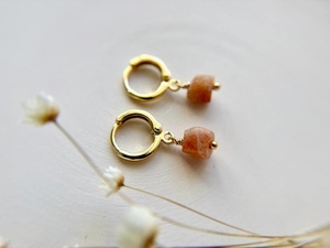 Hermosos Pendientes de Aro con Piedra Solar de Diseño, Pendientes de Cubo con Piedra Solar Color Durazno, Pendientes de Aro Chapados en Oro sobre Plata de Ley 925 - Product Image 2
