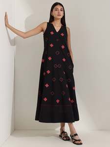 Robe midi sans manches noire avec broderie rouge à motif géométrique, col rond, silhouette droite, tenue décontractée quotidienne, 100% coton tissé - Product Image 4
